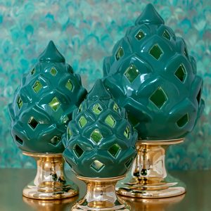 Bomboniera pigna led verde realizzata in porcellana con base gold. La pigna in porcellana è un pregiato elemento decorativo, simbolo portafortuna.