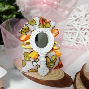 Specchietto riflettente con impugnatura, realizzato in poliresina con decori