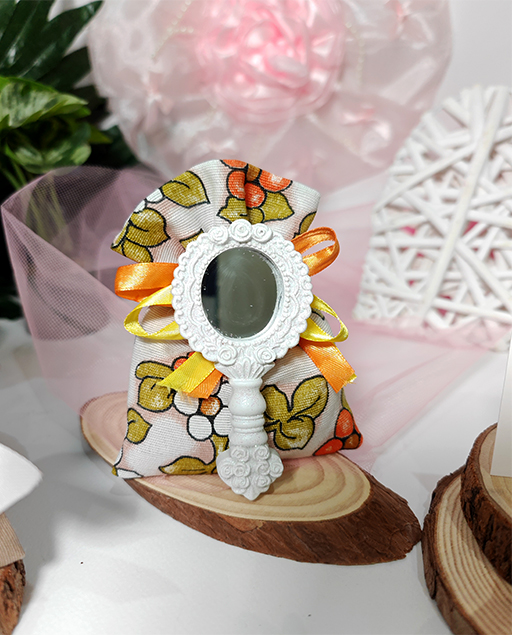 Specchietto riflettente con impugnatura, realizzato in poliresina con decori