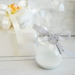 Clessidra bomboniera con applicazione chiave, clessidra realizzata in vetro soffiato. Ideale per essere utilizzata per eventi: Comunione, Cresima.
