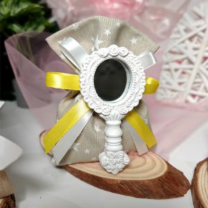 Specchietto riflettente con impugnatura, realizzato in poliresina con decori