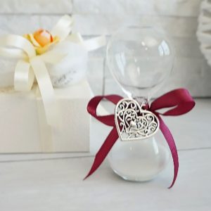 Clessidra bomboniera con applicazione cuore, clessidra realizzata in vetro soffiato. Ideale per essere utilizzata per eventi: Comunione, Cresima, Anniversario.