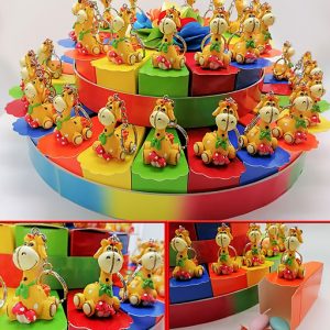 Torta portaconfetti giraffa realizzata con struttura rigida e fette in cartoncino rigido multicolor!