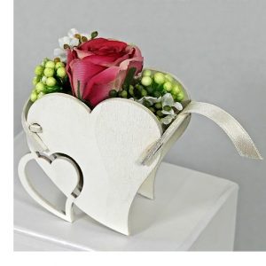 Graziose scatoline a forma di cuore, realizzate in legno color crema, con una raffinata applicazione removibile di fiori artificiali