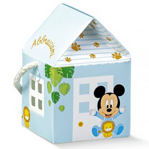 Casetta portaconfetti Topolino Disney realizzata in cartoncino decorata con una fantasia celeste decorata con foglie e piccole impronte e su un lato un piccolo Mickey Mouse