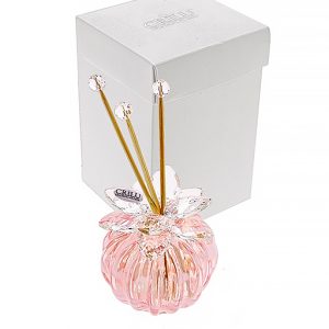 Profumatore bottiglia rigata con fiore Swaroski. Disponibile in diversi colori di cui: rosa,grigio, ambra, bianca
