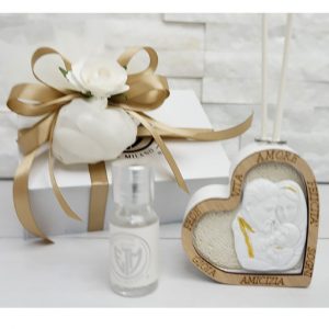 Profumatore Sacra Famiglia, a forma di cuore decorato con incisione su legno "Amore, gioia, felicità, amicizia,vita,fede". Una bomboniera dallo stile unico importante per mantenere vivo negli invitati il ricordo del giorno più importante della vostra vita.