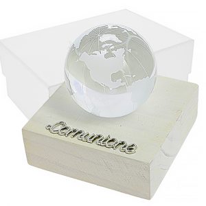 Bomboniera mappamondo con luce led su base in legno. Sulla base è presente l'incisione "comunione".