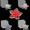 Bomboniera corallo su petali in cristallo disponibile in 5 colori: grigio, avion, rosa, bianca, rossa.