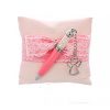 Sacchetto busta con penna rosa cristalli. Sacchettino realizzato con fantasia ombra shantung rosa.
