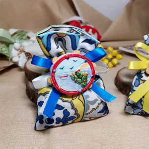 Sacchetto Tamburello magnete con sacchetto decorato in stile maiolica. L’articolo è acquistabile come singola bomboniera da confezionare o già completa di sacchetto e confetti.