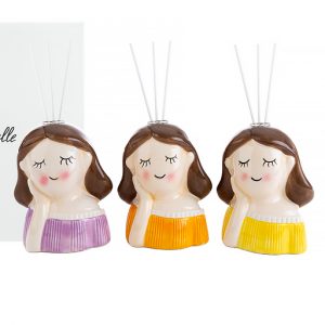 Simpatico diffusore girl per fiori realizzato in porcellana. Assortito in 3 modelli come indicato in foto. Nuovissima collezione 2023