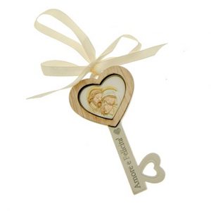 Bomboniera chiave Sacra Famiglia a forma di cuore di colore panna e bianco, realizzata in resina decorata "Amore e felicità"
