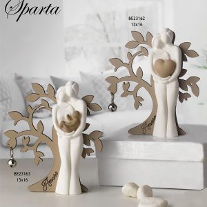 Coppia Sposi con albero della vita realizzata in polvere di marmo e resina bianca raffiguranti una coppia abbracciata