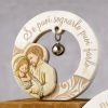 Icona Sacra Famiglia da appoggio circolare, realizzata in resina e polvere di marmo, dipinta in colorazioni pastello con raffigurazione la Sacra Famiglia.