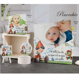 Bomboniera Pinocchio realizzato in polvere di marmo e resina bianca, con al centro un quadretto raffigurante il piccolo Pinocchio