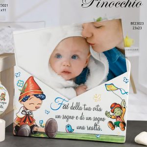 Bomboniera Pinocchio realizzato in polvere di marmo e resina bianca, con al centro un quadretto raffigurante il piccolo Pinocchio