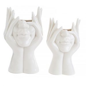 Vaso con mani appoggiate viso donna. Moderno vaso per fiori realizzato in fine porcellana bianca design moderno