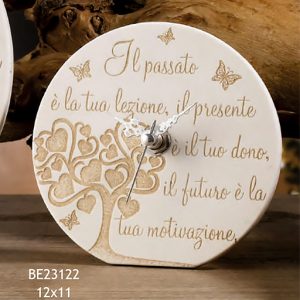 Bomboniera orologio albero della vita con frase realizzato in polvere di marmo e resina in color crema/bianco, con raffigurazione dell'albero della vita con foglie a forma di cuori e frasi motivazionali, diverse a seconda del modello