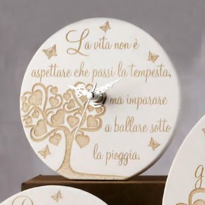 Bomboniera orologio albero della vita con frase realizzato in polvere di marmo e resina in color crema/bianco, con raffigurazione dell'albero della vita con foglie a forma di cuori e frasi motivazionali, diverse a seconda del modello