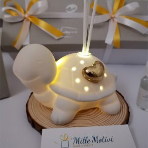 Bomboniera profumatore tartaruga con luce led colore bianco satinato. Una proposta davvero innovativa ideale per celebrare qualsiasi evento. Bomboniera portafortuna.