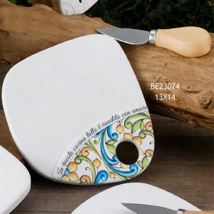 Tagliere formaggio linea Taormina realizzato in polvere di marmo e resina con un incantevole decoro a tema maioliche intervallato con dettagli bianchi