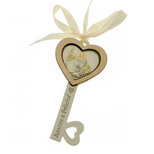 Bomboniera chiave comunione a forma di cuore di colore panna e bianco, realizzata in resina decorata "Amore e felicità".