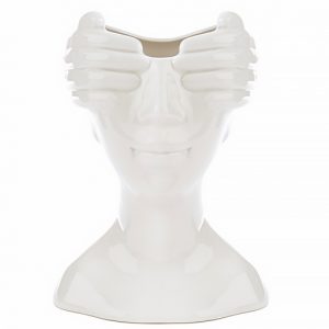 Vaso viso nascosto da mani. Moderno vaso per fiori realizzato in fine porcellana bianca design moderno.