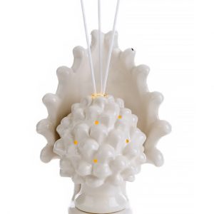 Bomboniera pigna di colore bianca con luce led realizzata in fine porcellana.