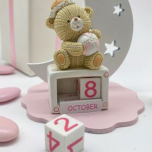 Lampada orsetto dondolo con datario rosa realizzato in legno color rosa e bianco a forma di luna traforata con piccole stelle.