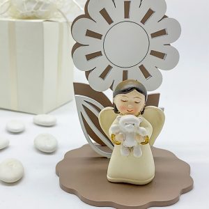 Angioletto con luce led realizzato in legno color tortora a forma di fiore con dettagli bianchi