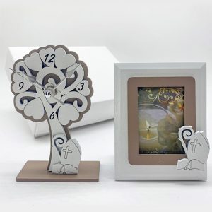 Bomboniera Cresima cornice con orologio da tavolo set composto e cornice da tavolo, in doppio colore tortora e bianco.