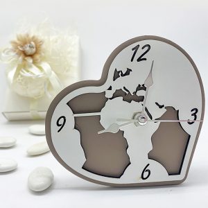 Orologio mappamondo a forma di cuore,incantevole orologio da tavolo realizzato in legno, con struttura doppiata in due colori, con base e fondo color tortora e quadrante in bianco