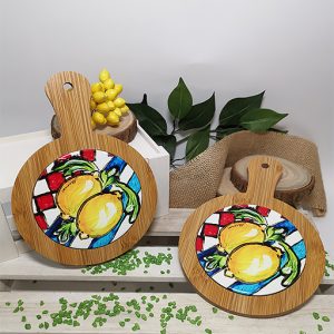 Tagliere con decorazione limoni tonda realizzato su base in legno, antiscivolo decorati con fantasia maiolica, ad effetto lucido