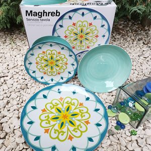 Servizio di piatti Maghreb tiffany composto da 18 pezzi: 6 piatti piani (diametro 27 cm), 6 piatti fondi (20 cm), 6 piatti dessert (19cm).