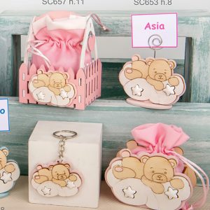 Portaconfetti orsetto baby su nuvoletta rosa realizzata in legno con sacchettino celeste. Ideale per nascita, battesimo