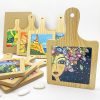 Tagliere sottopentola realizzato su base in legno e ceramica antiscivolo con decorazione stile naif.