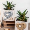 Vaso portapiante Love decorato con fantasia cuore disponibile in due varianti di colori