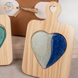 Tagliere bicuore rettangolare realizzato su base in legno, antiscivolo decorato con fantasia cuore disponibile in tre varianti di colori, ad effetto lucido