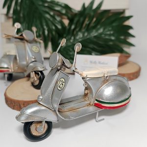 Bomboniera vespa 125 splendido modellino realizzato in metallo disponibile in due misure.