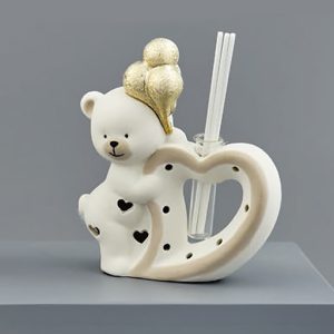 Bomboniera profumatore orsetto cuore led realizzato in resina colore bianco.