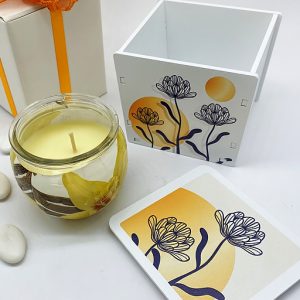 Candela profumata vaniglia con portacandela fiorellini e sole