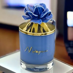 Candela profumata blu capodimonte realizzata in vetro con un fiore e un tappo oro