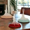 Diffusore forma di vulcano con punta a forma di cuore realizzato in porcellana assortito in tre colori: beige, rosso e celeste.
