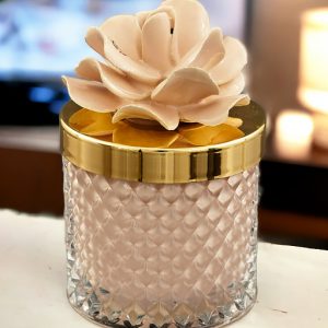 Candela profumata rosa cipria rigata capodimonte realizzata in vetro con un fiore e un tappo oro