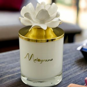 Candela profumata bianca capodimonte realizzata in vetro con un fiore e un tappo oro