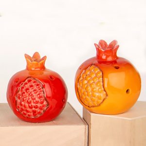 Melograno con luce led, realizzato in porcellana, simbolo portafortuna è disponibile nelle varianti arancione e rosso