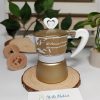 Caffettiera tema viaggio realizzata in alluminio 1 tazza, color oro e bianco con decorazione carta geografica e frase l'amore è l'essenza che muove il mondo.