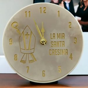 Orologio elegante e originale con raffigurazione con simboli sacri mitra e bastone del vescovo e scritta "la mia cresima"