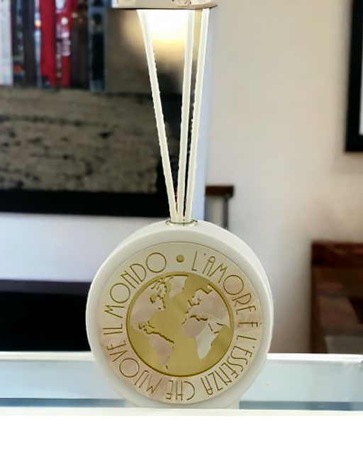 Profumatore globo decorato con scritta "L'amore è l'essenza che muove il mondo" può essere un'idea originale e di grande effetto.